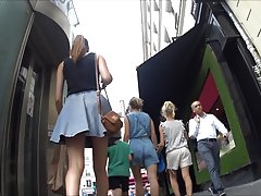 布鲁内特小鸡脱掉在她的比基尼泳装