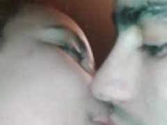 华丽的黑发亚洲横跨在卧室里的硬公鸡