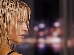 亚洲姑娘获取手指和摆弄着她毛茸茸的猫