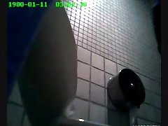 性感的亚洲妻子淋浴隐藏