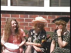 设有美人鱼的夫人鸟爱好者拖车