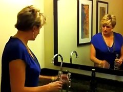 铸造的红发吃欧元猫在接受采访时