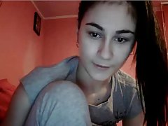 毛那个戴眼镜的女孩手指自己